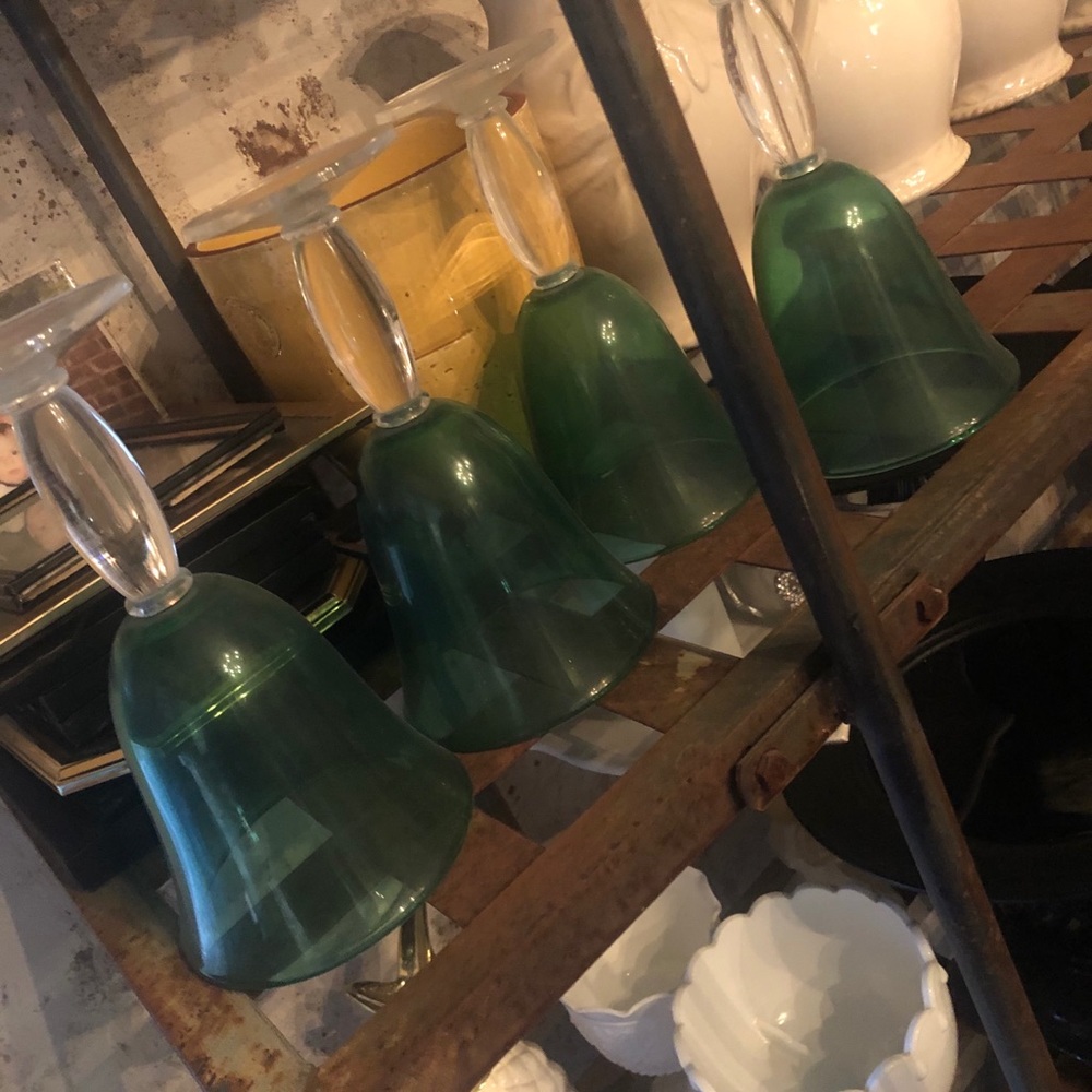 4 plastic wine glasses
